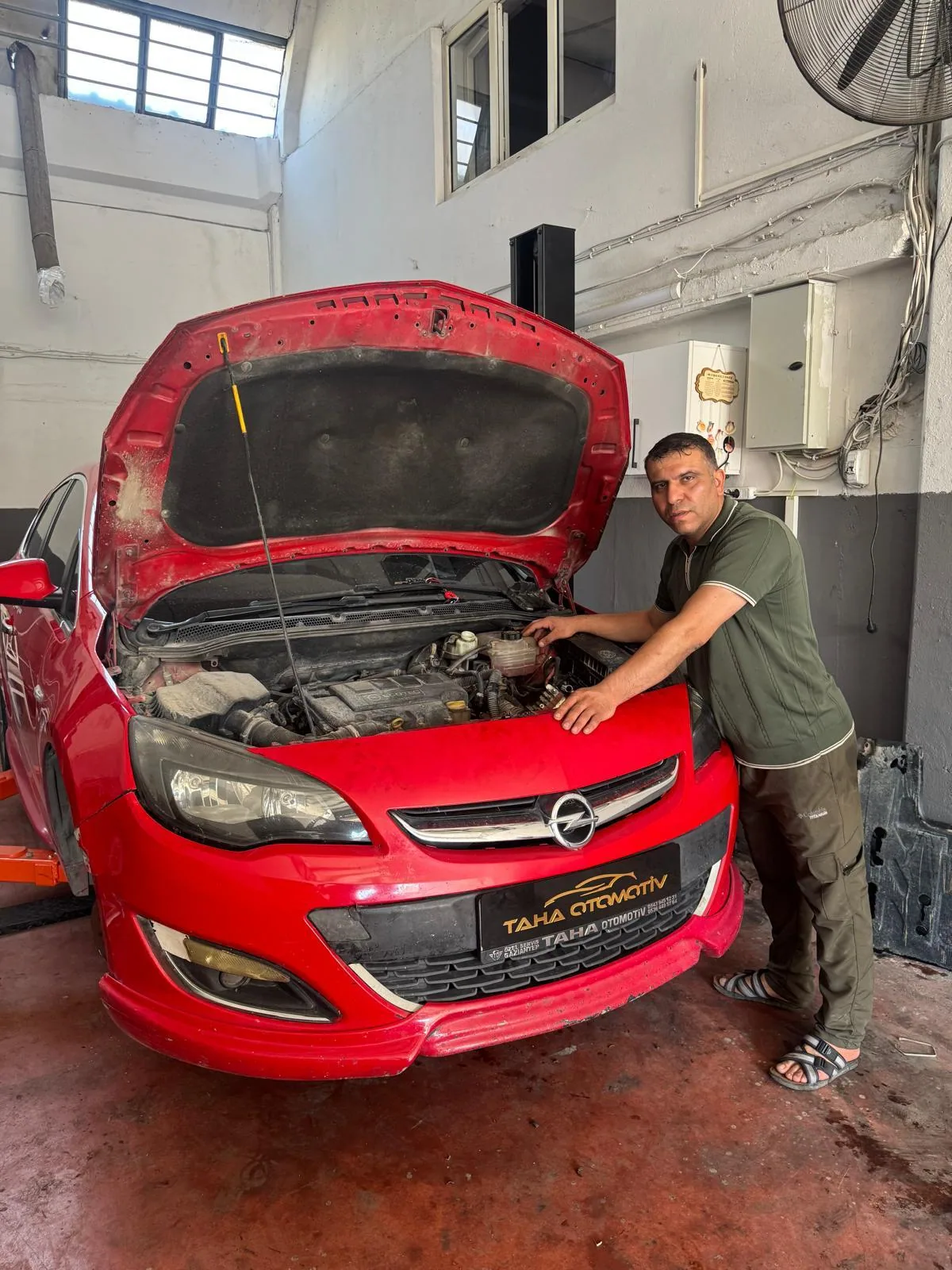 Taha Otomotiv ustası Opel Astra motor bölmesinde çalışırken