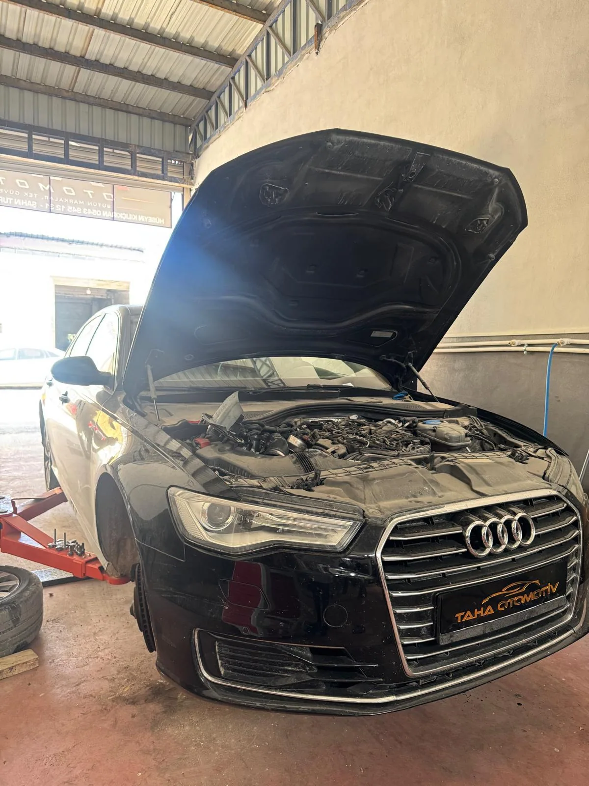 Lift üzerinde kaputu açık Audi A6 motor kontrolü