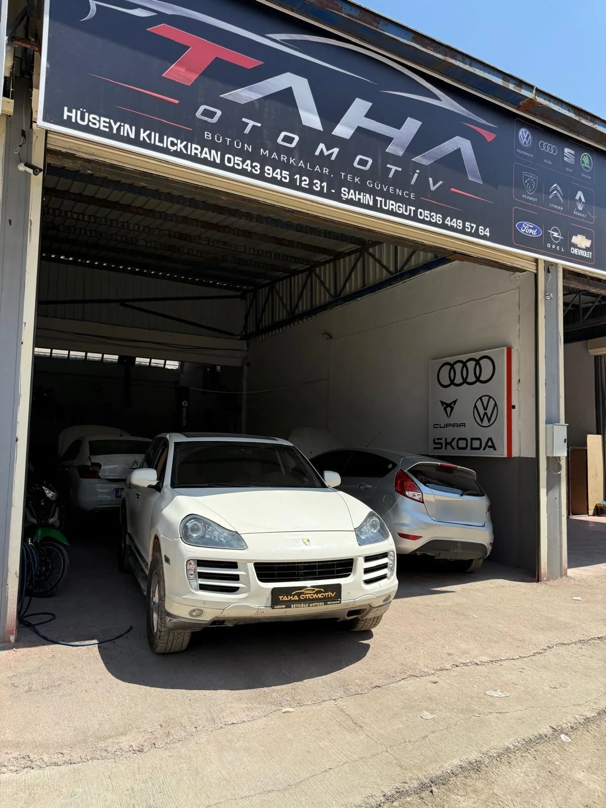 Taha Otomotiv servis alanında bakımdaki araçlar