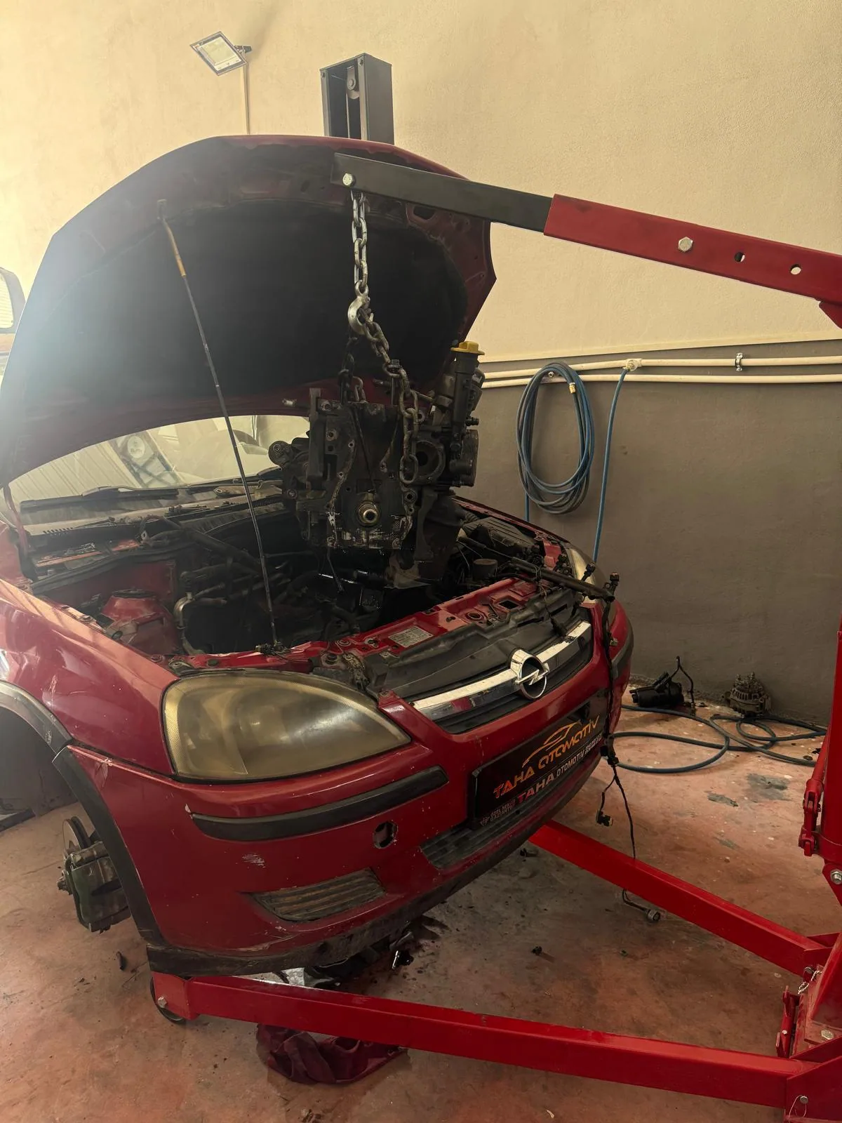 Opel Corsa motorunun vinçle sökülmesi