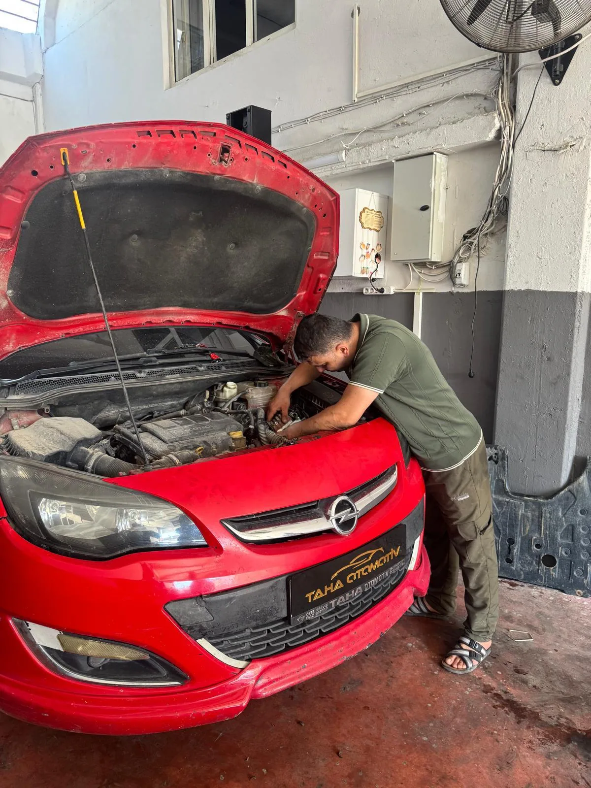 Ustamız Opel Astra motor bölmesinde arıza tespiti yaparken