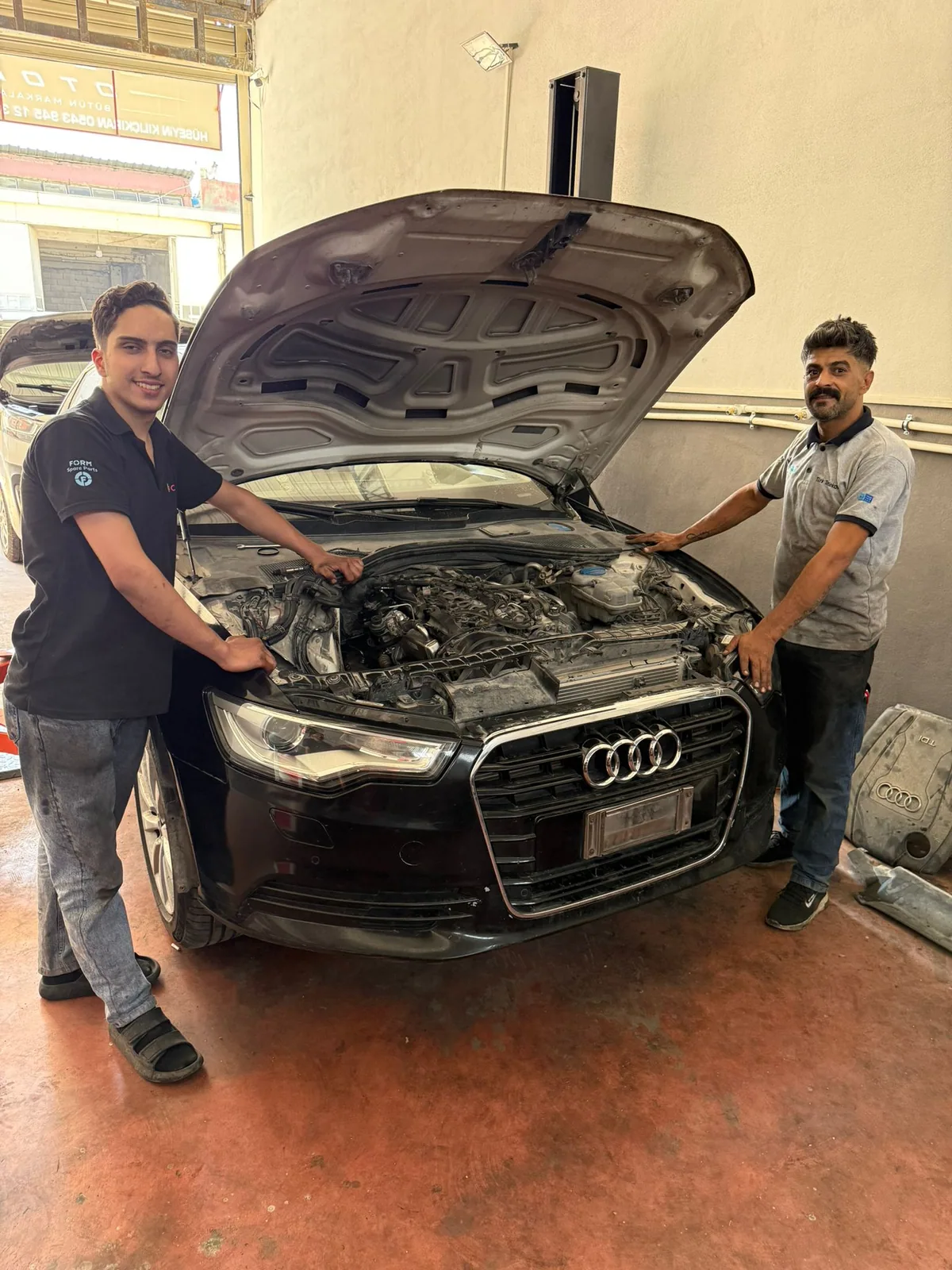 Taha Otomotiv ustaları Audi A6 motor bölmesinde çalışırken