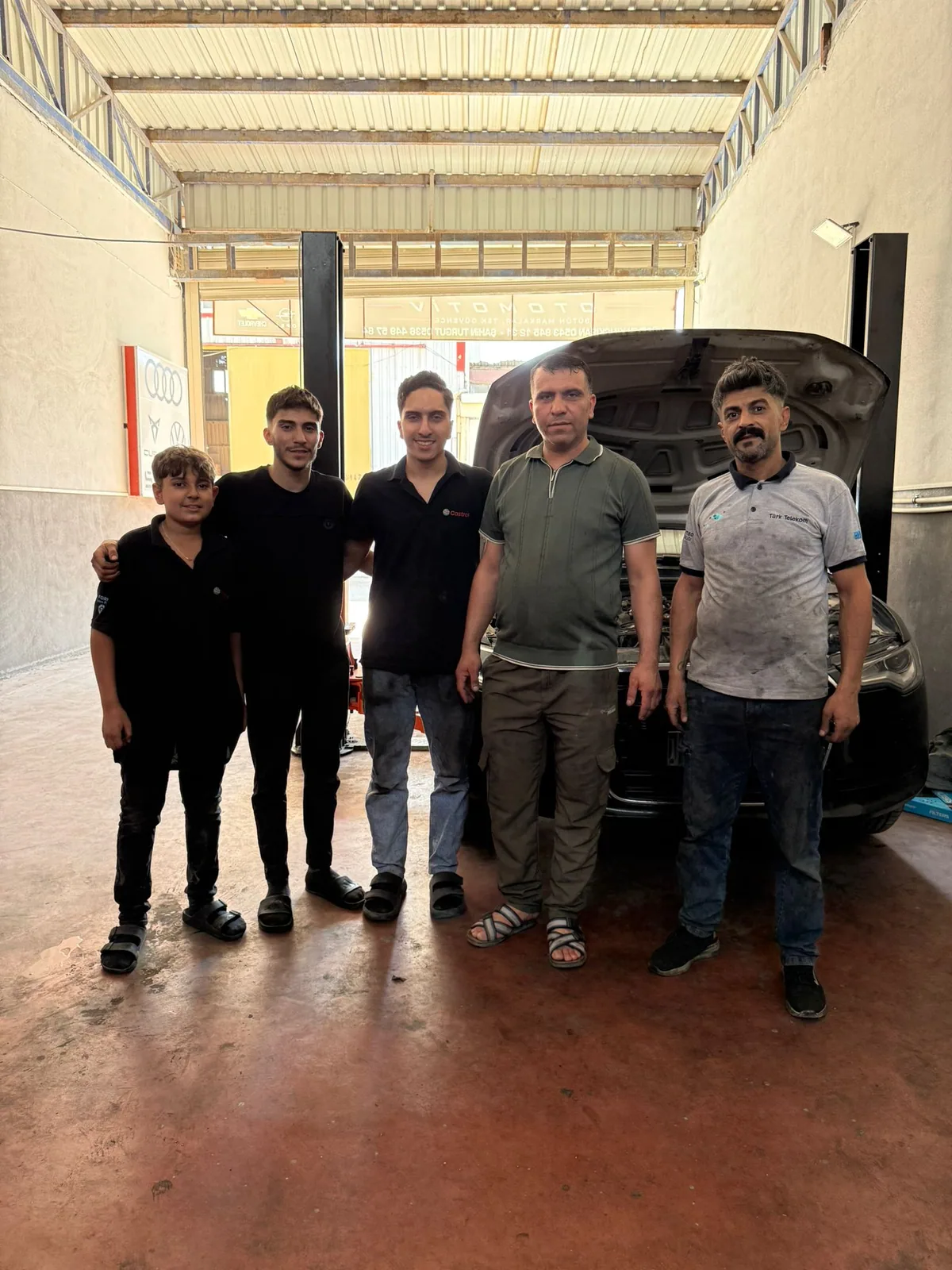 Taha Otomotiv çalışanları atölye içinde